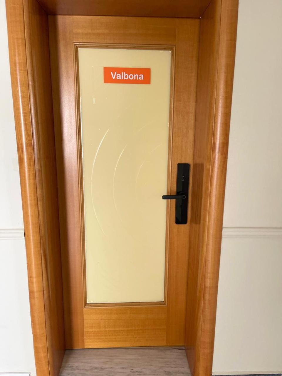 Mandarine Hostel Tirana Eksteriør billede