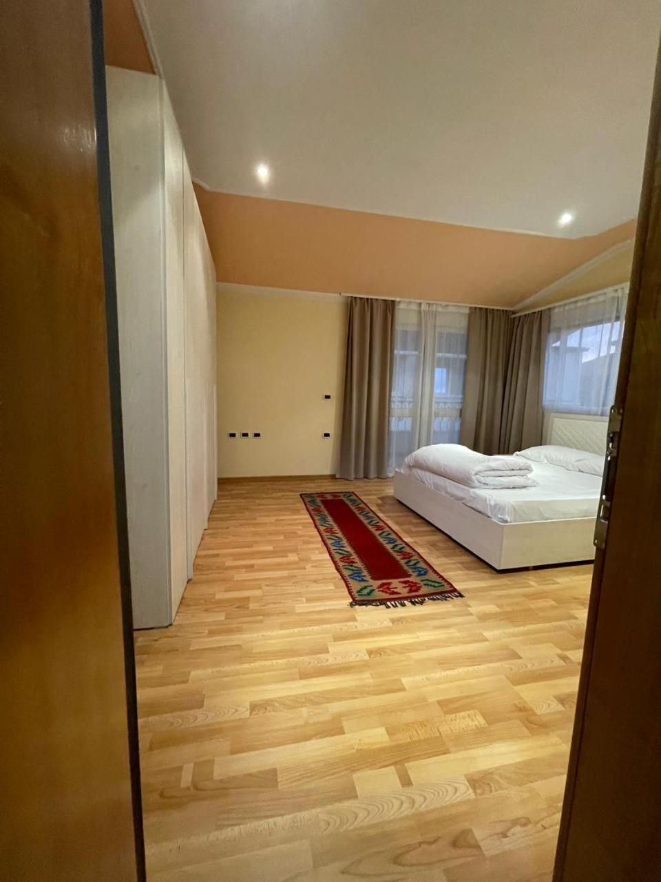 Mandarine Hostel Tirana Eksteriør billede